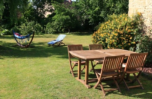 Moult-Chicheboville House | One bedroom semi detached house with garden for 2 guests.