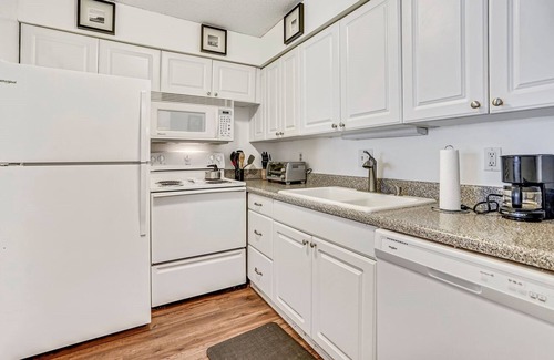 Demere Park Condo | One-bedroom sleeps 4 with sleeper sofa, complex has 2 pools, tennis courts,.