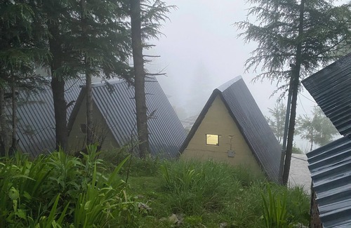Banjar Cottage | one cabin cottages with green surroundings and Mountain View