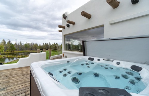 Bend House | One-Of-A-Kind Luxe Retreat 20 Acre Oasis/Ponds/Golf/Hot Tub/Near Town & Bachelor