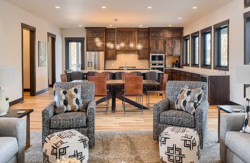 Deadwood Cabin | One-Of-A-Kind Perfection! w/Bathroom for All Bedrooms, Arcade games & More!