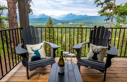 Polebridge Cabin | One of a kind views of Glacier National Park! Cascade Cabin at Thunderbird Ridge.