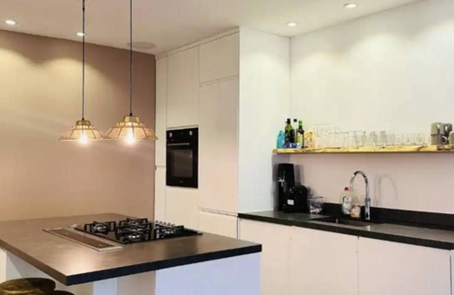 Hoofddorppleinbuurt Bed & Breakfast | One room near Vondelpark