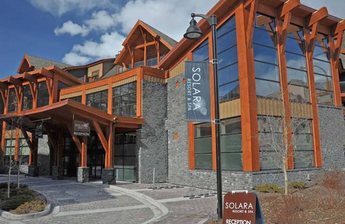 Canmore Apartment | One Spacious Room with king bed & sofa bed.W/pool/tub