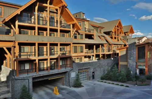 Canmore Apartment | One Spacious Room with king bed & sofa bed.W/pool/tub