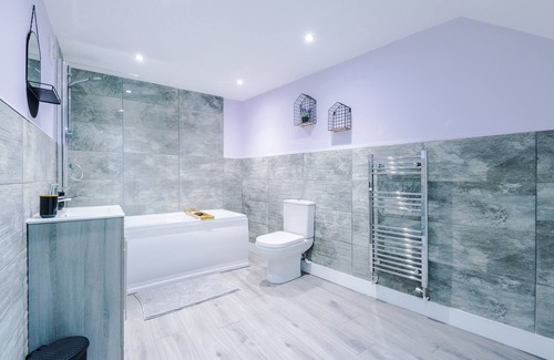 Eccles Apartment | One&Two Bedroom Luxe Apts near Trafford