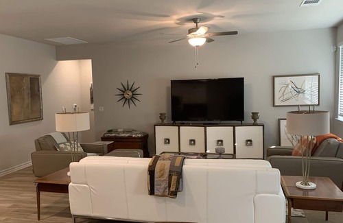Austin House | Only 2.5 mi to Giga Texas, 3 mi to AIBA, 7 mi to COTA, 10 mi to Downtown Austin!
