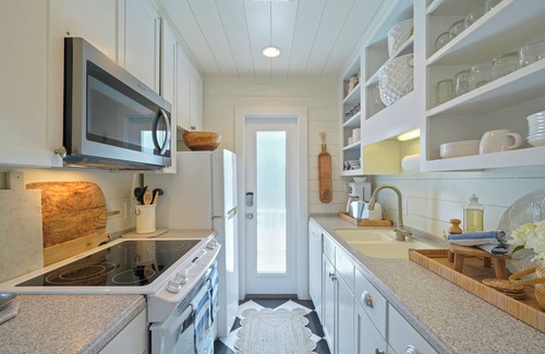 Seaside Cottage | Only 2 Min Walk to Seaside Private Beaches! Renovated home + 2 Adult Bikes!