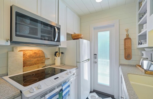 Seaside Cottage | Only 2 Min Walk to Seaside Private Beaches! Renovated home + 2 Adult Bikes!