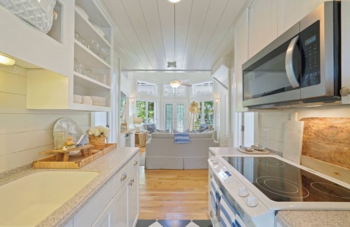 Seaside Cottage | Only 2 Min Walk to Seaside Private Beaches! Renovated home + 2 Adult Bikes!