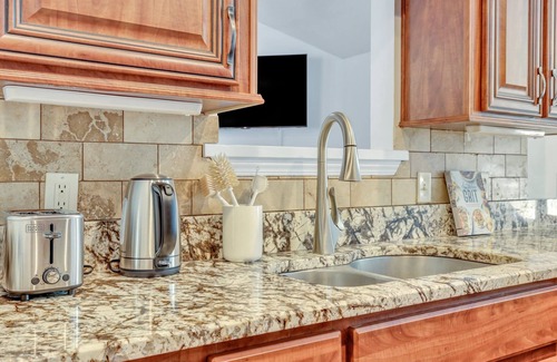 Savannah House | Only 9 Miles to Downtown! Pool Game Room Fire Pit