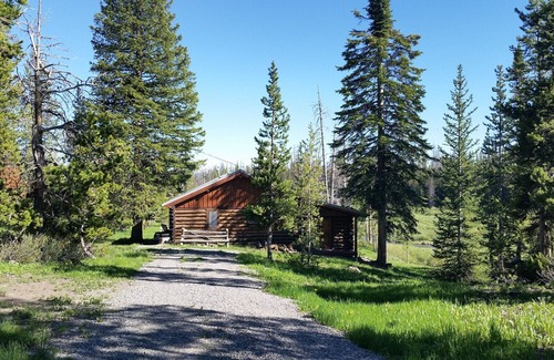 Dubois Cabin | **ONLY AVAILABLE 4 WEEKS A YEAR** Shoshone National Forest cabin rental