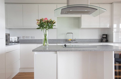 Newquay Cottage | ONSHORE 6 - NEWQUAY TOWAN BEACH VIEW, pet friendly in Newquay