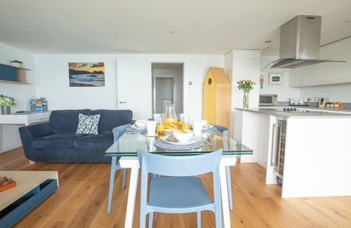 Newquay Cottage | ONSHORE 6 - NEWQUAY TOWAN BEACH VIEW, pet friendly in Newquay