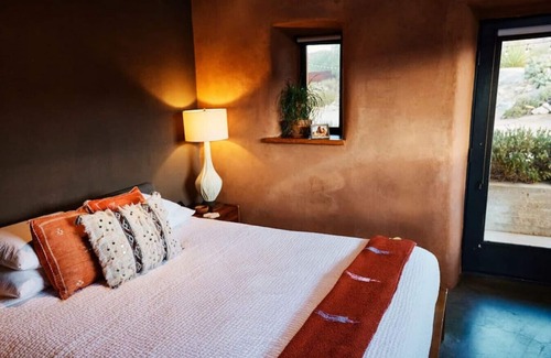 Joshua Tree Hotel | Onyx · Sacred Sands - Onyx Room