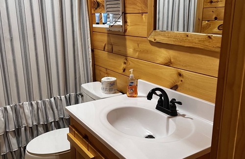 Pine Ridge Cabin | Open Concept Rental with Pool Table and Arcade