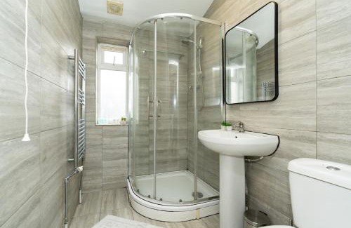 Waterlooville Apartment | Open Mind Property - Hottub, Sleeps10 & Parking