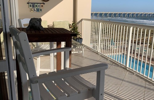 Navarre Beach Condo | Open October dates discounted! Beach service included until the end of October