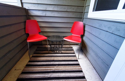 East Kootenay Condo | Open Plan Living Area | 2 Q Beds | Full Kitchen | Walk to Ski Lifts