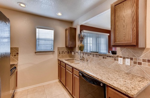 West San Antonio House | *OPEN*POOL/PARK ACCESS-SEAWORLD/SIXFLAGS/Lackland/shopping. *EXTREMELY CLEAN*