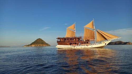 Labuan Bajo Boat Rental | Open trip Komodo2 Day 1N