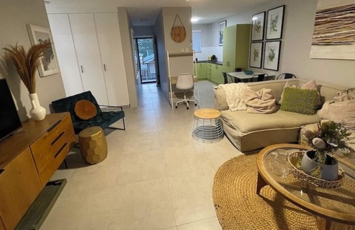 Newmarket Apartment | Opposite Sedgley Park 2 bedroom spacious apartment with 2 Queen size beds
