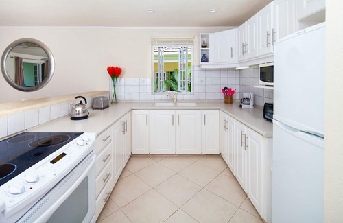 Hastings Apartment | Oppposite Beach with Pool - Margate #4