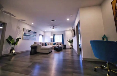 Forest Park Apartment | Optimum - Rock Out and Relax!