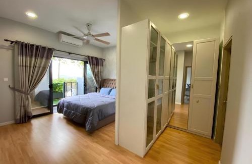 Bukit Jelutong Apartment | Orak Villa Homestay at Suria Residence