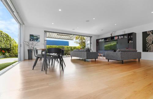 Orakei Villa | Orakei Oasis l Quality 3 Bed House inc Views
