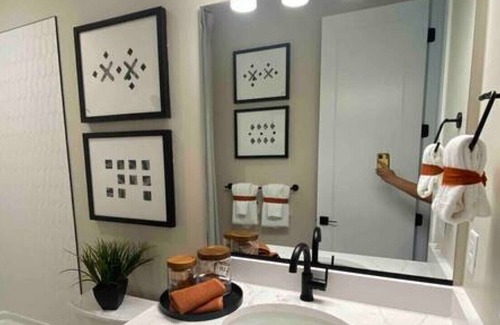 Garden City House | Orange Charmer | Central | King Beds | Screen Room