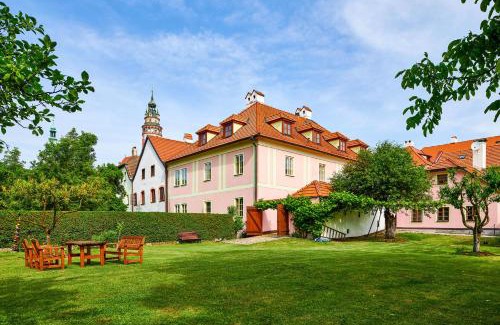 Cesky Krumlov House | Orangerie Garden by KH