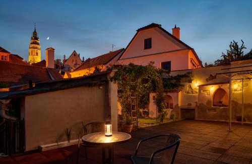 Cesky Krumlov House | Orangerie Garden by KH
