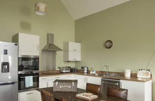 Crieff Apartment | Orchard Cottage, single level Sleeps 4 with a wheelchair accessible bathroom
