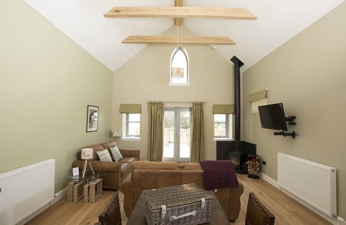 Crieff Apartment | Orchard Cottage, single level Sleeps 4 with a wheelchair accessible bathroom