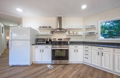 Lyle House | Orchard Haven House & Guest House, Escape to Serenity in Lyle, WA!