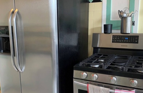 Mid-Wilshire House | Original, classic Spanish two-story Hollywood townhouse in Los Angeles.