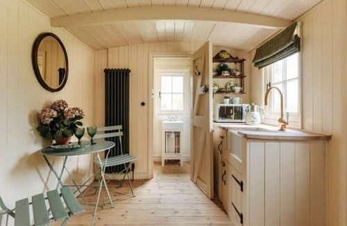 Great Yarmouth Ski Chalet | Ormesby Manor - Shepherd's hut Gamekeeper