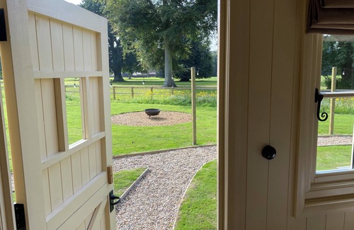 Great Yarmouth Ski Chalet | Ormesby Manor - Shepherd's hut Gamekeeper