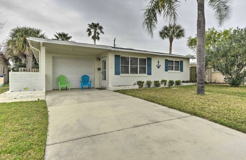 Oakdale Park House | Ormond Beach home w/patio, 1 block to the beach