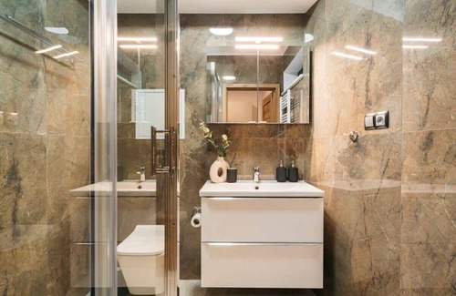 Ursus Apartment | ORSO City Studio with king size bed