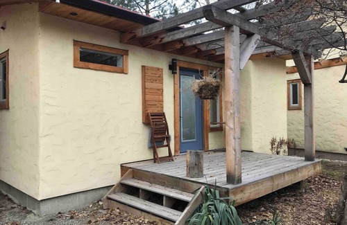 Okanagan-Similkameen Cabin | Osprey Studio Guesthouse at Farmersdotter Organics