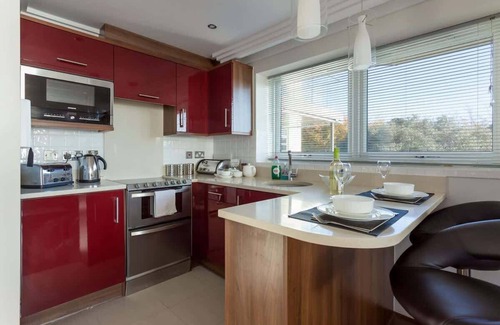 Westbourne Apartment | Ospreys - With a balcony and within a short walk of the beach