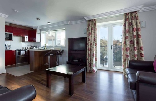 Westbourne Apartment | Ospreys - With a balcony and within a short walk of the beach