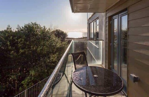 Westbourne Apartment | Ospreys - With a balcony and within a short walk of the beach
