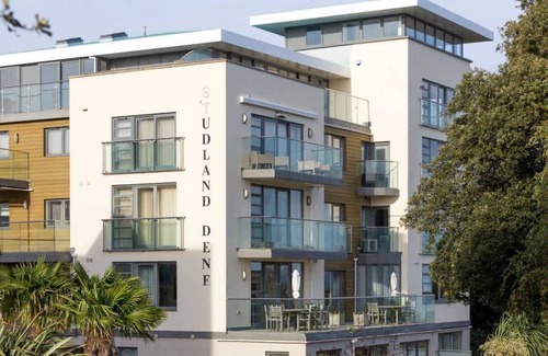 Westbourne Apartment | Ospreys - With a balcony and within a short walk of the beach