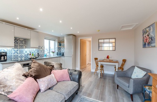 Cwm Frwd Oer Cottage | Oswald’s Rest is in an absolutely charming location and is perfect for couples.