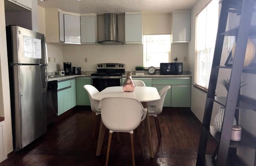 Norman Apartment | OU-Walk to Campus , Downtown ; Designer Studio