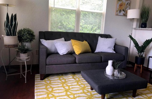 Norman Apartment | OU-Walk to Campus , Downtown ; Designer Studio