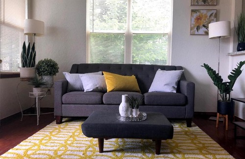 Norman Apartment | OU-Walk to Campus , Downtown ; Designer Studio